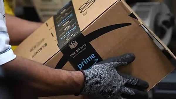 Amazon: అమెజాన్లో ఫోన్ ఆర్డర్ చేశాడు.. వచ్చిన పార్సిల్ చూసి షాక్ అయ్యాడు. అనంతరం బాధితుడు ఏం చేశాడో తెలుసా.?