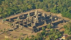 Vishnu in Combodia: విదేశంలో భారతీయ సంస్కృతిని చాటుతున్న విష్ణు దేవాలయం.. ఆ గుడిని జాతీయ జెండాపై ఉంచి గౌరవం