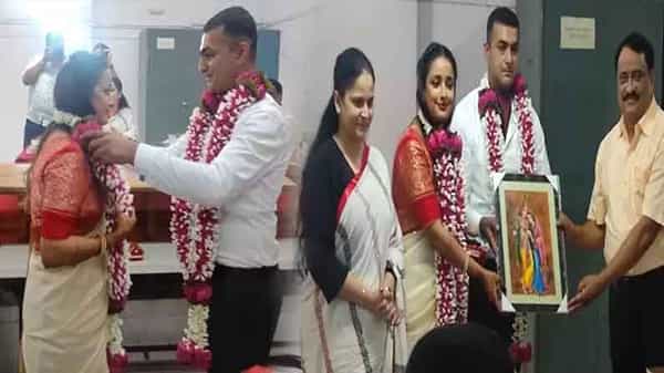 Army Marriage Viral: ఆమె పెద్ద ఆఫీసర్.. ఆయన ఆర్మీ మేజర్.. కేవలం రూ.500కే పెళ్లి చేసుకుని.. ఔరా అనిపించిన జంట