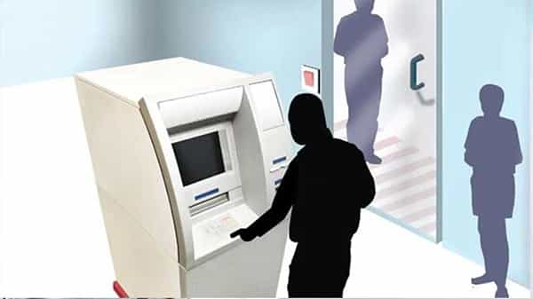 ATM Cheating: ఏటీఎమ్లో డబ్బులు తీసుకున్నేప్పుడు అపరిచితుల సహాయం తీసుకుంటున్నారా.? అయితే ఓ సారి ఈ న్యూస్ చదవండి.