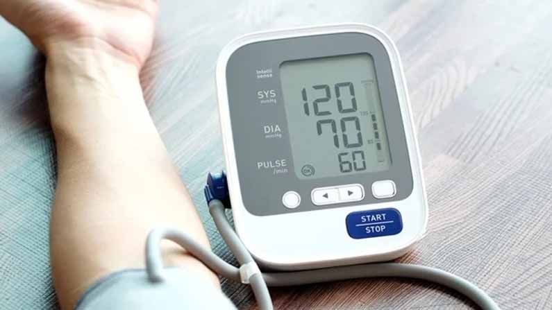 Blood Pressure: ఒక్క చేతితో రక్తపోటును తనిఖీ చేసుకోవడం మంచిదేనా? అసలు బీపీ చెక్ చేసుకునే విధానం ఏమిటి?