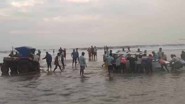 Kakinada Beach: మద్యం మత్తులో చక్కెర్లు.. సముద్రంలోకి దూసుకెళ్లిన కారు.. చివరకు..