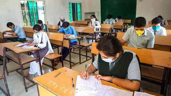 CBSE Exams: సీబీఎస్ఈ 12 పరీక్షలు రాయానులకునే వారికి ముఖ్య గమనిక.. పరీక్షల నిర్వహణ ఎప్పటి నుంచంటే..