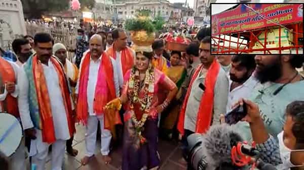 అంగరంగ వైభవంగా భాగ్యలక్ష్మి అమ్మవారికి బంగారు బోనం.. చార్మినార్ చుట్టూ నృత్యాలు చేస్తూ ప్రదక్షిణ