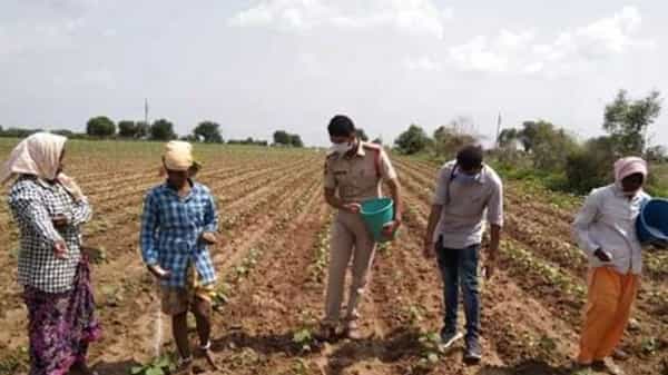 Telangana: రైతుగా మారిన సీఐ.. అన్నదాతలకు పర్సనల్ ఫోన్ నంబర్ ఇచ్చి ఏం చెప్పాడంటే...?