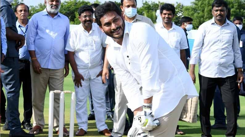 పాలనలో ఎప్పుడూ బిజీబిజీగా ఉండే ముఖ్యమంత్రి జగన్మోహన్ రెడ్డి కడప జిల్లా పర్యటనలో కాసేపు సరదాగా క్రికెట్ ఆడారు.