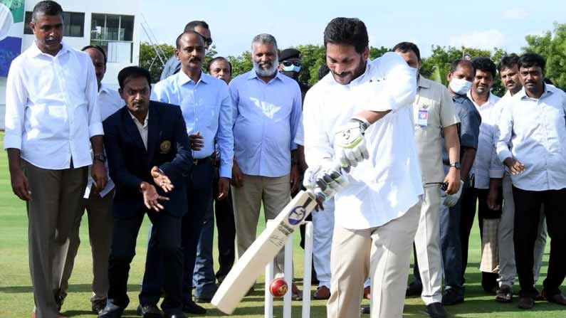 బ్యాట్​పట్టి రెండు బంతులు ఆడి ముఖ్యమంత్రి అభిమానులను అలరించారు.