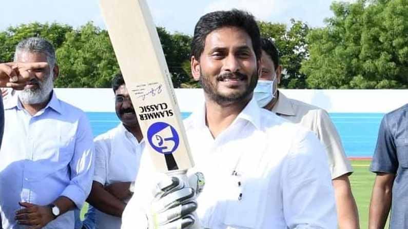కడప వైఎస్ రాజారెడ్డి క్రికెట్ స్టేడియంలో సీఎం జగన్ క్రికెట్ బ్యాట్​ పట్టారు. 