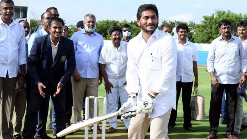 వైఎస్‌ రాజారెడ్డి ఏసీఏ క్రికెట్‌ స్టేడియం అభివృద్ధి పనులకు శ్రీకారం చుట్టి.. ఫ్లడ్‌ లైటింగ్‌ పనులకు శంకుస్థాపన చేశారు జగన్