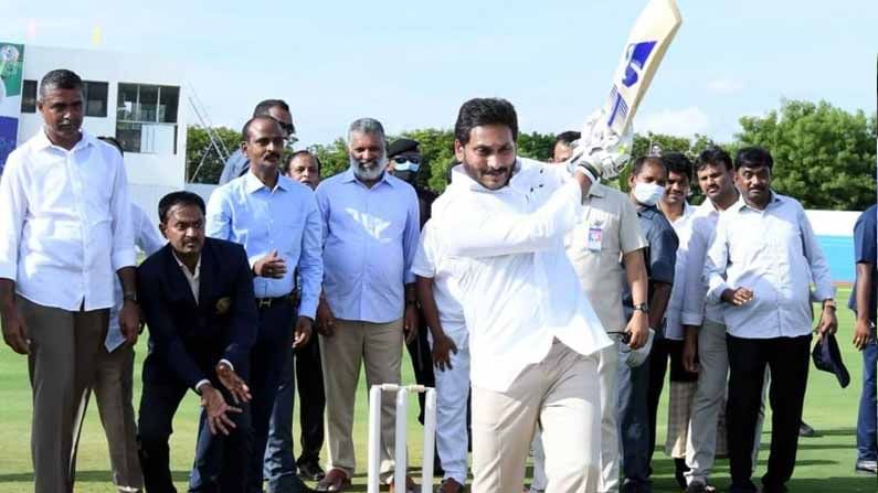 ఎంపీ అవినాష్ బౌలింగ్‌ చేయగా.. రెండు బంతులు ఆడి అభిమానుల్ని అలరించారు. బ్యాట్‌, బంతిపై సీఎం జగన్‌ సంతకం చేశారు.