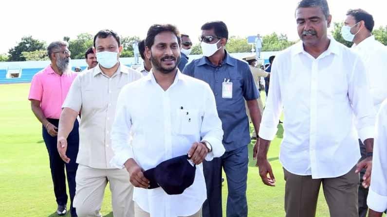 సీఎం జగన్ క్రికెట్ ఆడిన ఫోటోలు, వీడియోలు ప్రస్తుతం సోషల్ మీడియాలో వైరలవుతున్నాయి