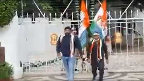 Raj Bhavan: తలవంపులు తెచ్చిన కేసు.! : రాజ్ భవన్కు కాంగ్రెస్ జెండాలు కట్టిన వ్యవహారంలో సీరియస్.. అరెస్టులు