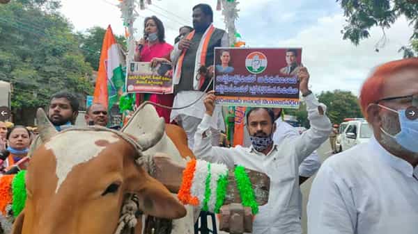 Fuel price hike: దేశవ్యాప్తంగా పెరుగుతోన్న పెట్రోల్, డీజిల్ ధరలపై కన్నెర.. హైదరాబాద్లో భారీ ర్యాలీ తీసిన కాంగ్రెస్