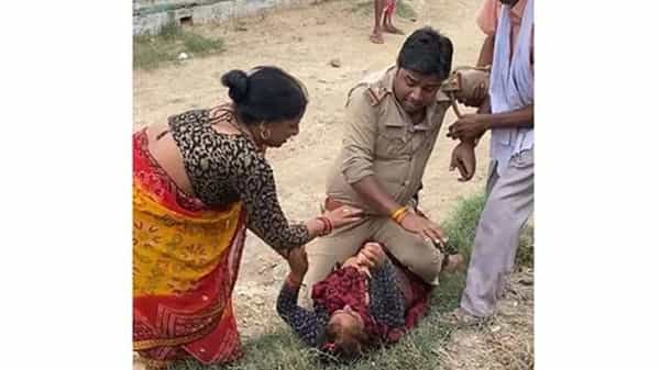 SI Beating Woman: మహిళను కింద పడేసి దారుణంగా కొట్టిన ఎస్ఐ.. దుమారం రేపుతున్న వీడియో..