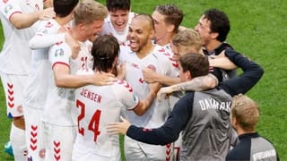 Wimbledon 2021: షూస్ మర్చిపోయి కోర్టులోకి ఎంటరైన ఆస్ట్రేలియా ప్లేయర్.. స్పెషల్ డెలివరీ అంటూ నెటిజన్ల చమత్కారం..!