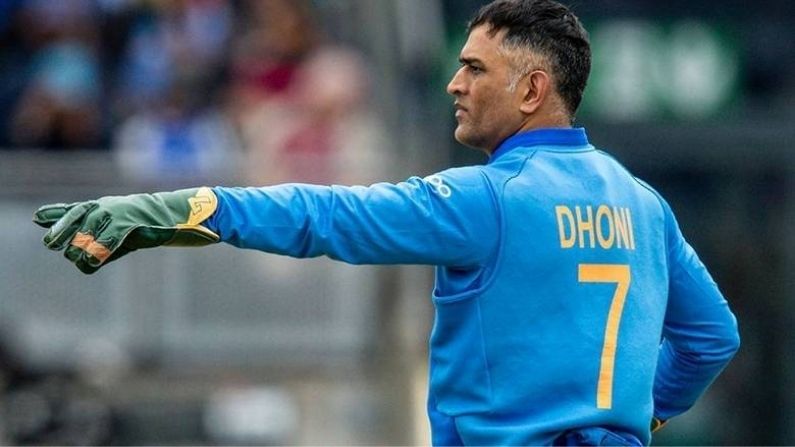 MS Dhoni: ధోని జెర్సీకి రిటైర్మెంట్ ఇవ్వాలి.. ఇతర ఆటగాళ్లు వాడకుండా చూడాలి: మాజీ క్రికెటర్ సాబా కరీం