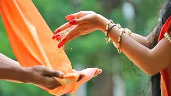 Vastu Shastra : సూర్యాస్తమయం తర్వాత ఈ వస్తువులు దానం చేయొద్దు..! ఒకవేళ చేశారనుకో అంతే సంగతులు..?