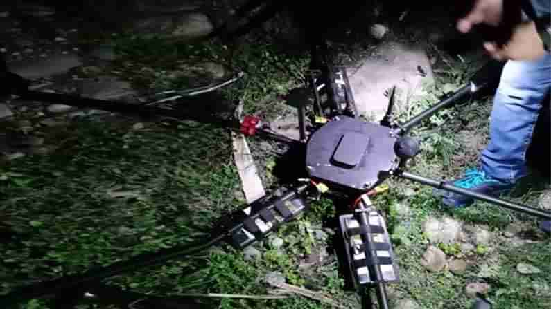 Drone: సరిహద్దు ప్రాంతంలో డ్రోన్‌ను కూల్చివేసిన పోలీసులు.. అందులోంచి ఐదు కిలోల పేలుడు పదార్థాలు స్వాధీనం