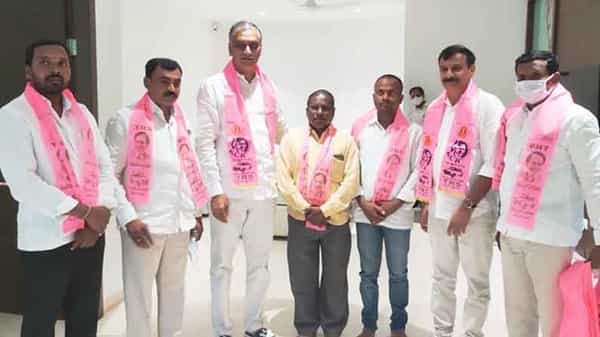 Dubbaka: జంపింగ్ జపాంగ్లు.. నిన్న బీజేపీ.. నేడు టీఆర్ఎస్.. గంటల్లోనే పార్టీలు మారిన కౌన్సిలర్లు