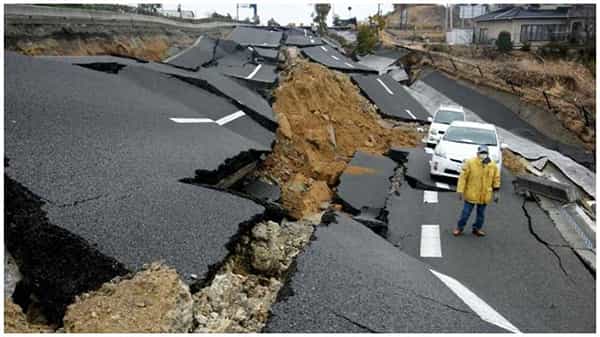 Alaska Earthquake: భూకంపంతో గజగజ వణికి పోయిన అలాస్కా... భీకర దృశ్యాలు చూడండి