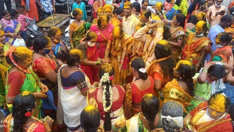 అమ్మవారి కల్యాణ మహోత్సవాన్ని తిలకించేందుకు పెద్ద సంఖ్యలో భక్తులు తరలిరావటంతో పతిష్టమైన ఏర్పాట్లు చేశారు. పసుపు తో శివసత్తులు అమ్మవారిని కీర్తిస్తూ ఆడిపాడారు