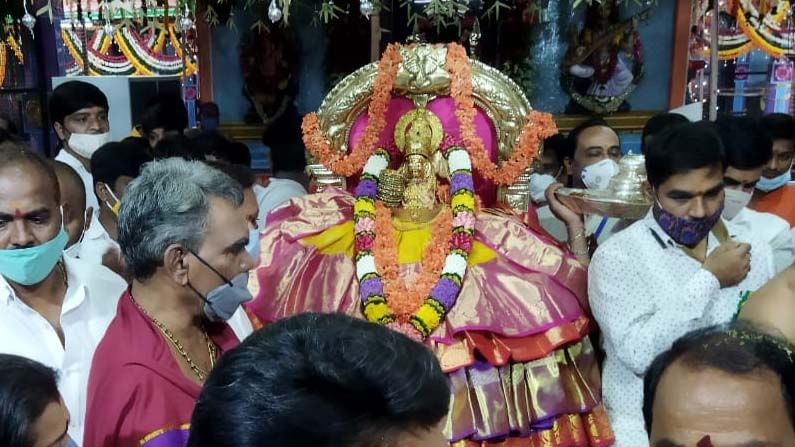 ఏటా ఆషాఢ మాసం మొదటి మంగళవారం ఎల్లమ్మతల్లి కల్యాణోత్సవాన్ని అత్యంత వైభవంగా నిర్వహిస్తారు. మూడురోజుల పాటూ జరిగే ఉత్సవాల్ని చూడ్డానికి ముల్లోకాల నుంచీ దేవతలు దిగొస్తారని ప్రతీతి. దాదాపు ఐదు లక్షలమంది జనం ఎల్లమ్మ కల్యాణానికి హాజరయ్యేవారు.. కానీ గత ఏడాది నుంచి కరోనా కల్లోలం వల్లన.. కల్యాణానికి హాజరయ్యే భక్తుల సంఖ్య భారీగా తగ్గింది.