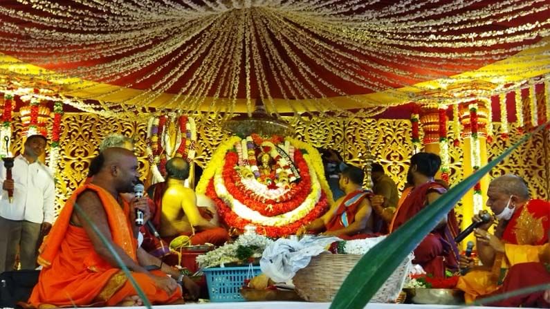 బల్కంపేట ఎల్లమ్మ కళ్యాణం వైభవంగా జరుగుతుంది. ఈ రోజు కల్యాణమహోత్సవం సందర్భంగా దేవదాయ శాఖ మంత్రి ఇంద్రకరణ్ రెడ్డి అమ్మవారిని దర్శించుకుని, ప్రత్యేక పూజలు నిర్వహించారు. మంత్రి ఇంద్రకరణ్ రెడ్డి, పశుసంవర్ధక శాఖ మంత్రి తలసాని శ్రీనివాస యాదవ్, మేయర్ గద్వాల విజయలక్ష్మి అమ్మవారికి పట్టువస్త్రాలు సమర్పించారు. ఎల్లమ్మ కల్యాణమహోత్సవాన్ని తిలకించారు. అనంతరం ప్రత్యేక పూజలో పాల్గొన్నారు.