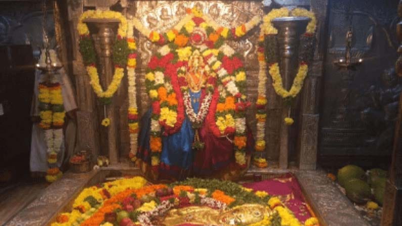 అమ్మవారి స్వయంభూమూర్తి శిరసుభాగం వెనుక నుంచి నిత్యం జలధార ప్రవహిస్తూ ఉంటుంది. ఆ పవిత్ర జలాన్నే భక్తజనం మహాతీర్థంగా స్వీకరిస్తారు. చర్మవ్యాధులు నివారింపబడతాయని భక్తుల నమ్మకం.