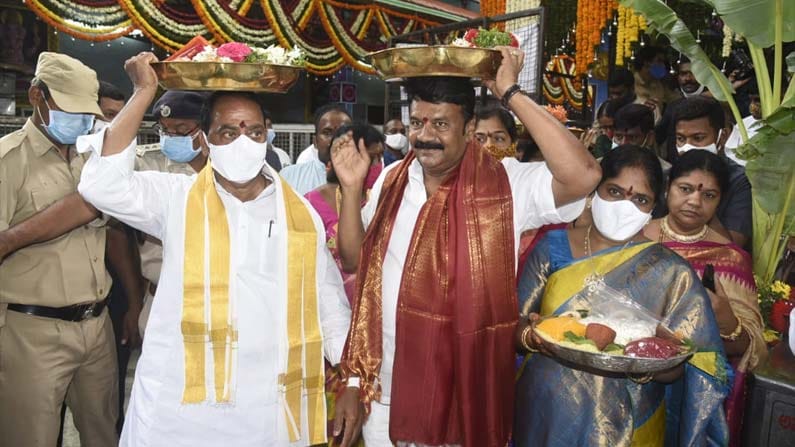 దాదాపు 700 ఏళ్లక్రితం హైదరాబాదు నగరం ఏర్పడకముందు బల్కంపేట చుట్టూ పొలాలతో ఒక చిన్న గ్రామంగా ఉండేది. ఒక రైతు తన పొలంలో బావిని తవ్వుతూ ఉండగా అమ్మవారి ఆకృతితో ఉన్న బండరాయి అడ్డొచ్చింది. భక్తితో ఆ విగ్రహాన్ని ఒడ్డుకు చేర్చాలని ప్రయత్నించినా, కదలకపోవడంతో వూళ్లోకెళ్లి జనాన్ని తీసుకొచ్చాడు. తలో చేయీ వేసినా కదలలేదు. ‘ఇక్కడి నుంచే పూజలు అందుకోవాలన్నది అమ్మవారి అభీష్టం కావచ్చు. దైవనిర్ణయాన్ని కాదనడానికి మనం ఎవరం..? అని శివసత్తులు ఇచ్చిన సలహాతో, మూలవిరాట్టు బావి లోపలనే ఉంచి ఒడ్డున నిలబడే పూజలు చేసేవారు.