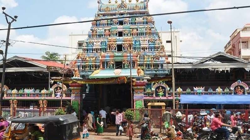 అతి కొద్ది్కాలంలోనే రేణుకా ఎల్లమ్మ మహిమలు చుట్టుపక్కల ప్రాంతాలకూ విస్తరించాయి. అక్కడ ఓ చిన్న ఆలయం వెలసింది. రాజా శివరాజ్ బహద్దూర్ అనే సంస్థానాధీశుడి హయాంలో 'బెహలూఖాన్ గూడా'గా పిలువబడిన ఈ ప్రాంతం.. కాలక్రమంలో బల్కంపేటగా మారిపోయింది. ఎల్లమ్మతల్లి 'బల్కంపేట ఎల్లమ్మ'గా సుప్రసిద్ధురాలైంది. 1919లో దేవాలయ నిర్మాణం జరిగింది.