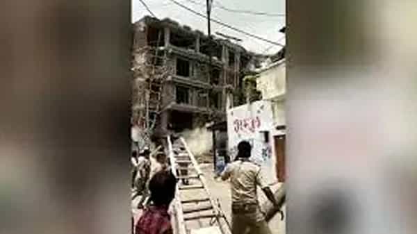 యూపీ రాజధాని లక్నోలో కుప్పలా కూలిపోయిన మాజీ ఎంపీ బిల్డింగ్... రక్షిత కట్టడాల పరిధిలోనిదన్న అధికారులు