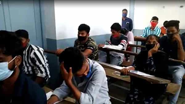 Nagarjuna University : మొదటి సెమిస్టర్ తెలుగు పేపర్ బదులు మూడో సెమిస్టర్ క్వశ్చన్ పేపర్.. దిక్కులు చూసిన విద్యార్థులు.!