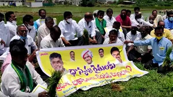 AP Farmers : రైతులతో కలిసి దేవినేని ఉమ నిరసన.. ధాన్యం, మొక్కజొన్న రైతుల పంట డబ్బు వెంటనే చెల్లించాలని డిమాండ్