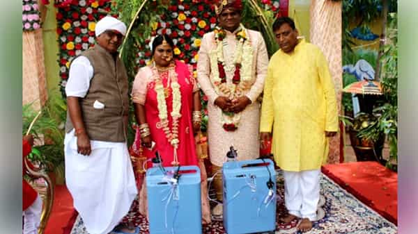 Marriage Gift: ఆ తండ్రి ఐడియానే వేరు.. కుమార్తె పెళ్లికి కట్నంగా ఆక్సిజన్ కాన్సంట్రేటర్లు.. ఎందుకంటే..?