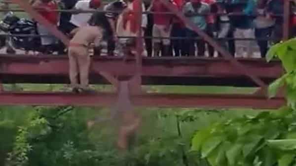 Girl Dead Body: ఉత్తర ప్రదేశ్లో అమానుష ఘటన.. రోజంతా రైల్వే బ్రిడ్జికి వేలాడిన మైనర్ బాలిక డెడ్ బాడీ..!
