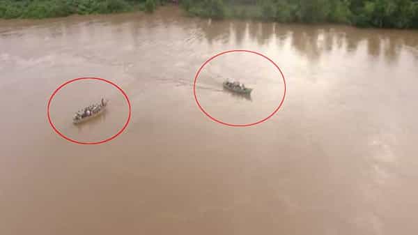 Godavari Floods: కోనసీమను ముంచెత్తుతున్న గోదావరి.. ఒక్కసారిగా ముందుకెళ్లిన పడవ.. తృటిలో తప్పిన పెను ప్రమాదం..