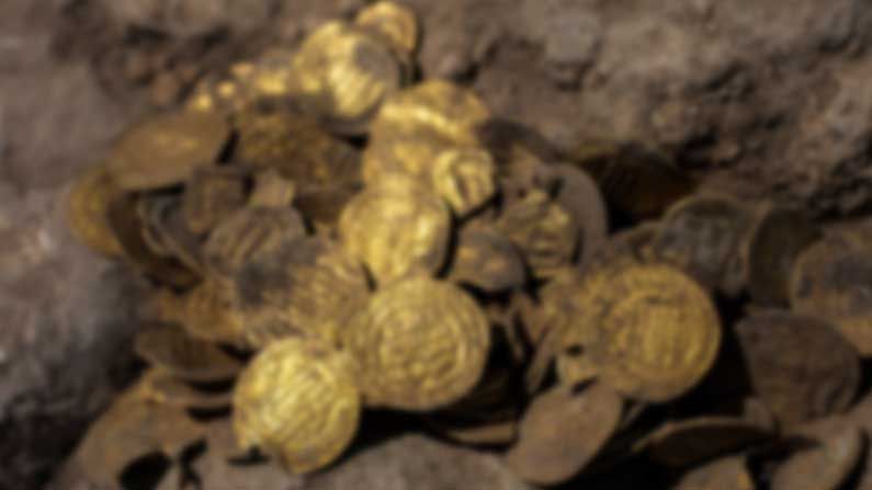 Gold Coins: బాత్రూమ్ నిర్మాణం కోసం తవ్వుతుంటే.. బంగారం బయటపడింది.. అది గుర్తించిన కూలీలు ఏం చేశారంటే..