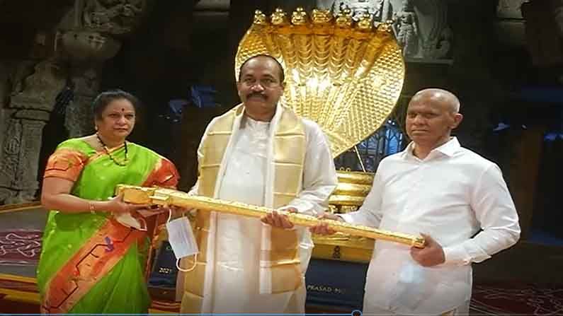 Tirumala Golden Sword: శ్రీవారికి మరో స్వర్ణాభరణం.. రూ.1.08 కోట్లు విలువైన స్వర్ణ ఖడ్గాన్ని బహుకరించిన హైదరాబాద్వాసి