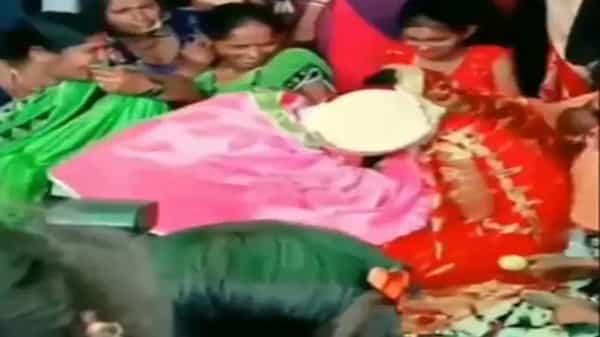 Viral Video: అందరూ చూస్తుండగా వధూవరుల ముద్దులాట.. వీడియో చూసి తీరాల్సిందే.!