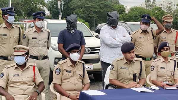 Guntur : కేటుగాళ్లు ఆటకటించిన పోలీసులు.. అద్దెకు కార్లు తిప్పుతామంటూ తీసుకొని ఆపై..