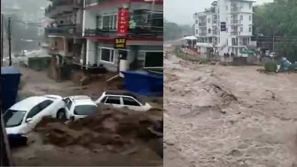 Coloud Burst: భారీ వర్షాలకు చెరువులను తలపిస్తోన్న రోడ్లు.. వరదలో కార్లు ఎలా కొట్టుకుపోతున్నాయో చూడండి. ఎక్కడో తెలుసా.?