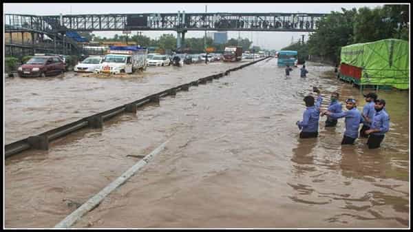 వానా.. వానా..వరదా..వరదా.. గుర్ గావ్ లో పడవల్లా నీటిలో కొట్టుకుపోతున్న కార్లు, వాహనాలు