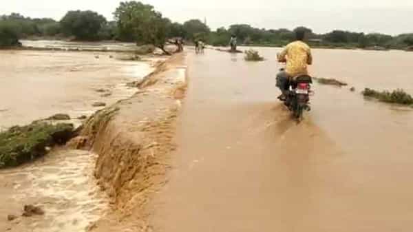 Heavy rains : కడప, కర్నూలు జిల్లాలను ముంచెత్తిన భారీ వర్షాలు.. రోడ్లే వాగులుగా మారిన వైనం