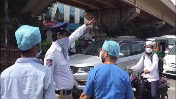 Hyderabad: ట్రాఫిక్ జామ్లో చిక్కున్న అంబులెన్స్ .. దారి ఇవ్వడానికి ప్రోటోకాల్ అడ్డంటూ పోలీసు వాదన