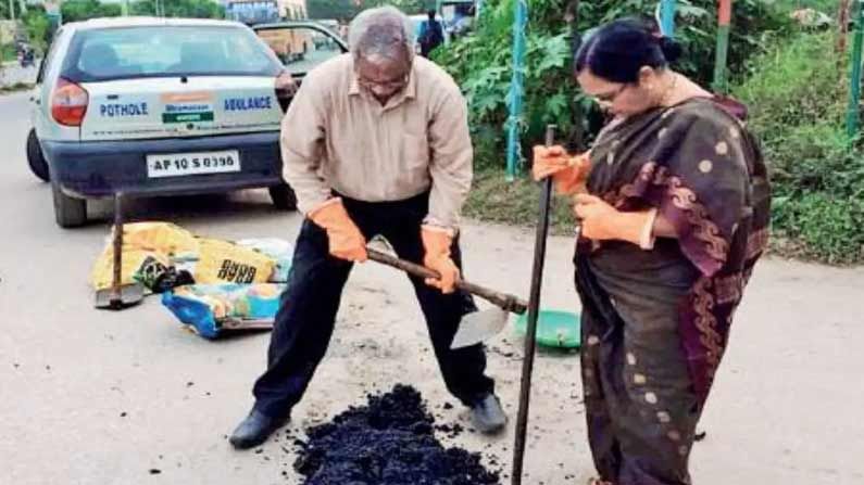 Hyderabad Potholes: ఓ వైపు ప్రాణాలు పోతుంటే రోడ్లు రిపేర్ చేయడానికి ఎన్ని దశాబ్దాలు కావాలి.. అధికారులకు హైకోర్టు ప్రశ్న