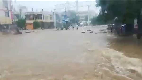 Hyderabad Rains : హైదరాబాద్లో నాన్ స్టాప్ వాన.. నడుం లోతులో లోతట్టు ప్రాంతాలు, ట్రాఫిక్కు ఆటంకం