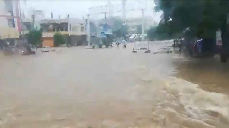 Hyderabad Rains : హైదరాబాద్‌లో నాన్ స్టాప్ వాన.. నడుం లోతులో లోతట్టు ప్రాంతాలు, ట్రాఫిక్‌కు ఆటంకం