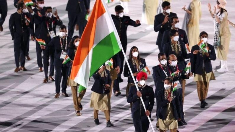 టోక్యో ఒలింపిక్స్ 2020 ప్రారంభోత్సవంలో భారతీయ ఆటగాళ్ళు సాంప్రదాయ భారతీయ దుస్తులలో కనిపించారు.