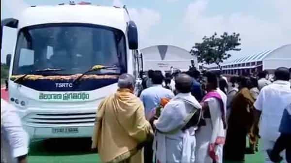 సిరిసిల్లలో బిజీ.. బిజీగా గడిపిన సీఎం.. ఓ వైపు చలోక్తులు, మరో వైపు అభివృద్ధి మాటలు, మరోచోట తీవ్ర అసహనం.!