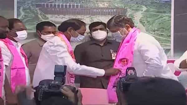 CM KCR: టీఆర్ఎస్లో చేరిపోయిన టీటీడీపీ రాష్ట్ర అధ్యక్షుడు.. రమణకు గులాబీ కండువా కప్పి ఆహ్వానించిన కేసీఆర్